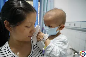2岁女童患病打针抽血，看到妈妈落泪，安慰：妈妈，一点都不疼图片