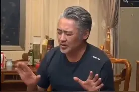 52岁吴秀波胡子花白，眼角布满鱼尾纹显沧桑，聚餐喝2块矿泉水图片