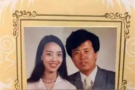 “妈，你当年怎么看上我爸的？”网友晒父母结婚照，这肯定是真爱图片