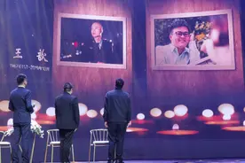 他带着残余在体内的七十几颗霰弹，对远去的弟兄说：我想背负你们未完的使命图片