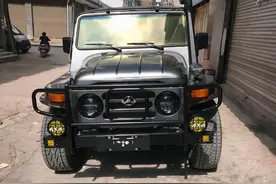 铁皮内饰BJ212提车，牧马人大灯+金属灰漆面，落地8.7万，帅气图片