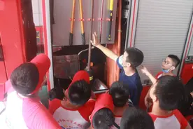 十字红遇上火焰蓝｜大手拉小手，快乐红门行图片