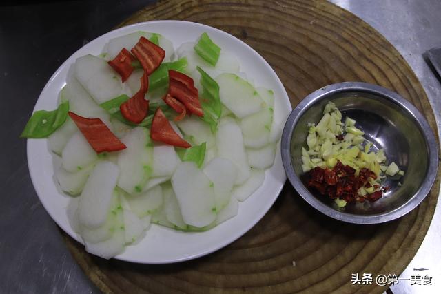 厨师长教你冬瓜简单好吃做法，食材便宜，地道的家常下饭小炒