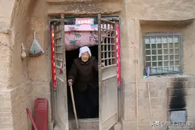 9旬老奶奶独居靠崖院，住窑洞睡土炕一把柴火暖一天，生活啥样子图片