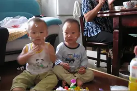 16个月宝宝大动作发育想快人一步，4项训练不可少，父母早知道图片