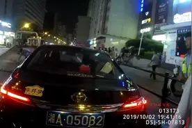 小车号牌被蓝色胶带变造，交警识破车主障眼法：记12分罚四千元视频封面
