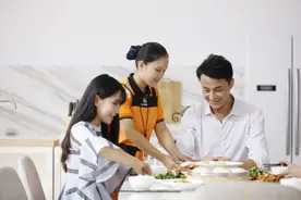 看到监控保姆带娃画面被吓到，51家庭管家：面试保姆3个坑要绕开图片