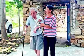伺候走了卧床的公婆，又照顾半身不遂的叔公！她用孝心撑起一个家图片