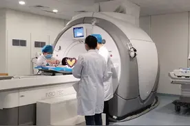 为了让她尽快当妈妈，医生搬出了这台价值3500万的“黑科技”图片