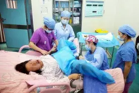 “生孩子一点尊严都没有吗”？宝妈深夜诉苦，引起过来人共鸣图片