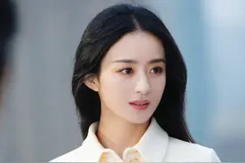 赵丽颖离婚后暴瘦？最新机场照用别针卡牛仔裤，背的包出镜率好高图片