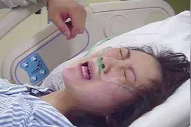 50岁高龄产妇拼二胎，怀孕7个月提前剖，生娃时医生吓了一跳图片