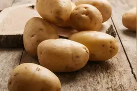 土豆切条后别直接炸，教你2个方法，薯条又香又脆，比买的更好吃图片