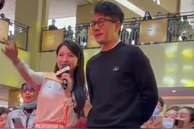 刘恺威出席活动不被重视？主办方不给话筒，紧握拳头表情尴尬图片