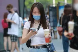 紧身牛仔裤简洁大气，耐看又耐脏，显瘦效果非常明显图片
