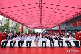 为谁而来？《百家讲坛》栏目主讲人王立群现身内江——图片