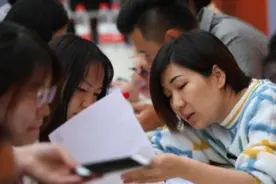 “996”已经很难适应，又提出“715”无休制，网友：职场无情图片