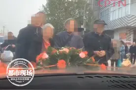 可恶！老人组团拦婚车要红包，5块10块看不上，非要大红包图片