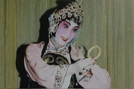 文革中那些被批判的京剧名家都在干嘛？有的劳动，有的看自行车图片