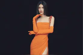 31岁超模何穗腿长到夸张！被助理搀扶像巨人，网友：腿比人还高图片