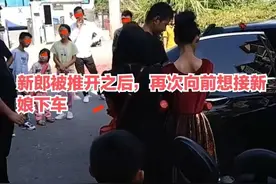 安徽一婚车旁，伴娘发怒推开新郎并骂道：“给我滚！”到底怎么了图片