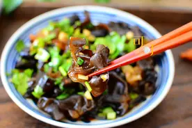 好吃的凉拌木耳做法，入味又开胃，特别香全靠最后那一勺滚油图片