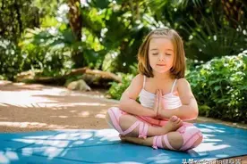 儿童也能练瑜伽？带着孩子一起做儿童瑜伽，增进感情促进身体发育图片