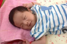 当宝宝发出这些信号时，其实是暗示妈妈要给他准备一个小枕头了图片