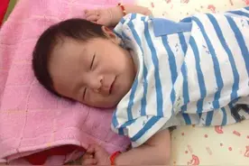 当宝宝发出这些信号时，其实是暗示妈妈要给他准备一个小枕头了图片
