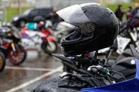 安徽男子骑车不戴头盔，被撞出“陨石坑”，额头立刻凹下去图片