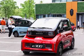 新宝骏E300火了，可自动泊车，续航305km，背着老婆偷偷订了一辆图片
