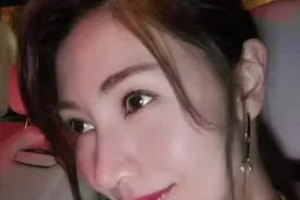李嘉欣晒美照，一手戴四个大钻戒太高调！手指却不够白皙显土气图片
