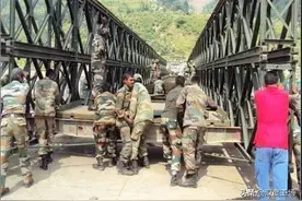 印军边境钢架大桥折断，军车掉进峡谷：前沿7000多印军被迫断粮图片