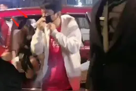 王思聪开千万豪车去夜店，两性感美女贴身跟随，3位保镖全程护送图片