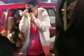 王思聪开千万豪车去夜店，两性感美女贴身跟随，3位保镖全程护送图片