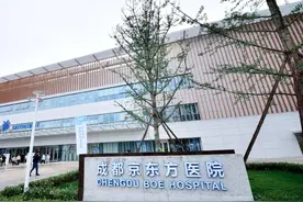 智慧医院来了！导医机器人带路、自动化取药图片