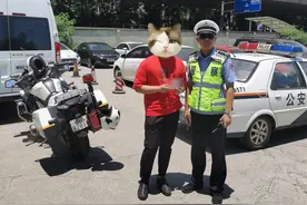 刚考完一门便把身份证掉了，幸遇交警捡拾并火速归还图片