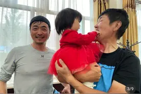 70岁张纪中与好友聚会！孙楠瘦到青筋暴起，抱着张纪中女儿不撒手图片