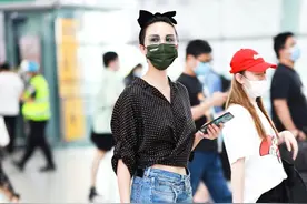 张歆艺“不正经”穿法，衬衫短一截，牛仔裙烂半边，效果却很意外图片