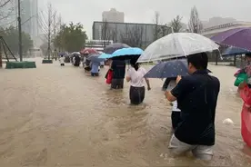 最新天气！郑州雨势有所减弱，今天依然有暴雨图片
