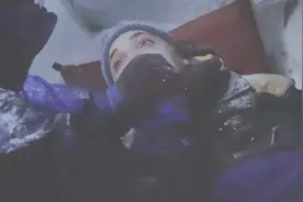 登山队遭遇雪崩，2男1女困在山洞，为了活下来，人性不堪一击视频封面