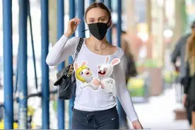 德普21岁女儿穿着朴素，前凸后翘不输超模，怪不得甜茶忘不了她图片