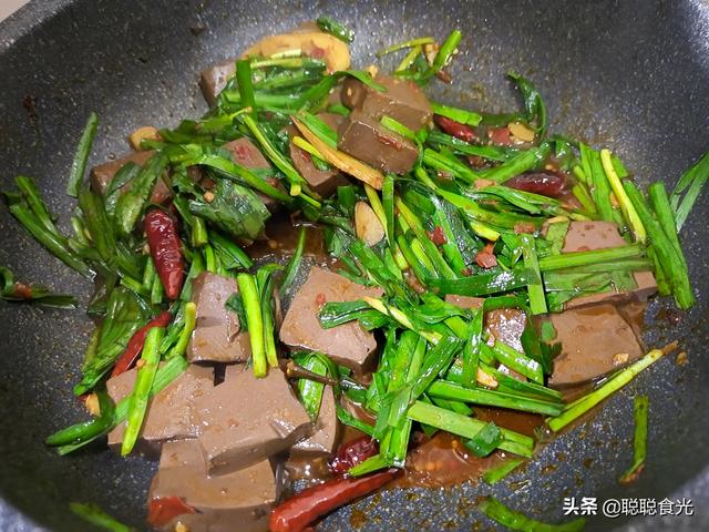 惊蛰时节，多吃这道“清肠”菜，含铁量高，春季常吃气色好