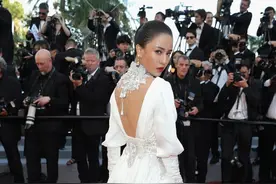 母其弥雅太性感，吊带裙包不住“3D”身材，不愧是“瑜伽女神”图片