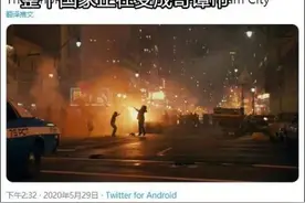 蝙蝠侠出现在美国抗议现场，有哥谭市内味了图片