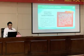 横县县长曾鹏鑫为横县各级领导干部上禁毒专题教育课图片