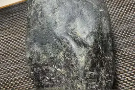 莫湾基正场色料之王，皮壳老，油性好，无裂看见，一条带子贯穿图片