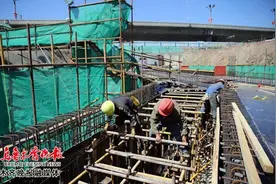 乌鲁木齐新医路西延新建道路与管廊工程封闭施工，临时修建便道通行图片