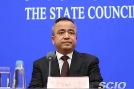 艾尔肯·吐尼亚孜任新疆维吾尔自治区代理主席图片