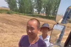 河南一挖机司机遇收割机翻车，救援后婉拒收费，回车内一看暖心了图片